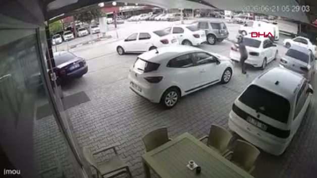 Adana'da bir oto galeriye düzenlenen silahlı saldırıda araçların kurşunlandığı anı gösteren güvenlik kamerası görüntüsü.