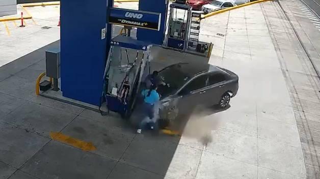 Akaryakıt istasyonuna hızla giren bir otomobilin işçilere çarptığı kaza anı.