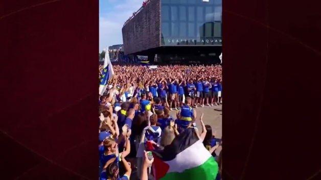 Bosna Hersek taraftarları stadyumda Filistin'e destek veriyor