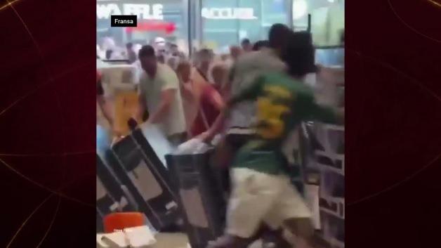 Fransa'da klima almak isteyen müşterilerin mağazadaki izdihamı