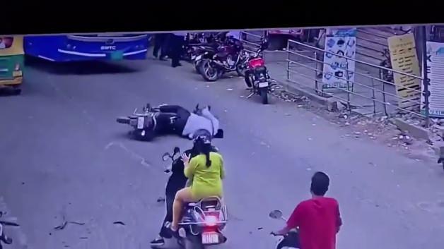 Hindistan'da motosikletli sürücünün başına ağaç dalı düştü