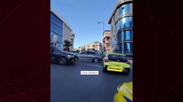 İstanbul trafiğinde üç kadın sürücünün yol vermeme inatlaşması trafiği kilitledi… İstanbul trafiğinde üç kadın sürücünün yol vermeme inatlaşması trafiği kilitledi…