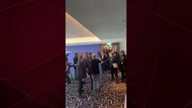 Pakistan Başbakanı Şahbaz Şerif'in İsviçre'deki bir etkinlikte fenalaşmasının ardından ABD'li Senatör J.D. Vance'ın yanına koştuğu anın görüntüsü.
