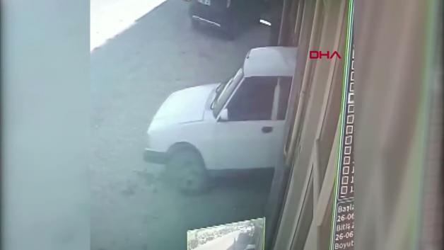 Kastamonu'nun İnebolu ilçesinde bir oto kaporta dükkanında krikodan düşen otomobilin altında kalan kaporta ustası Kadir U. yaralandı.