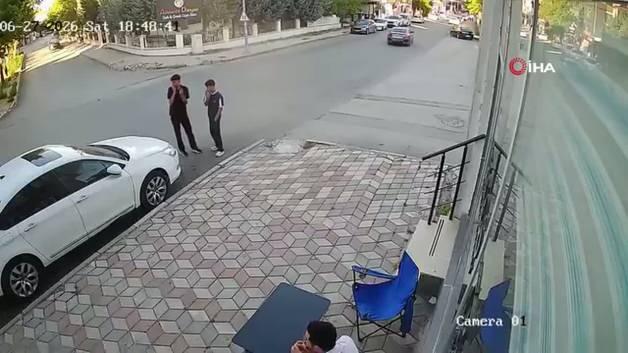 Elazığ'da trafik kazası sonrası olay yerinden görüntü