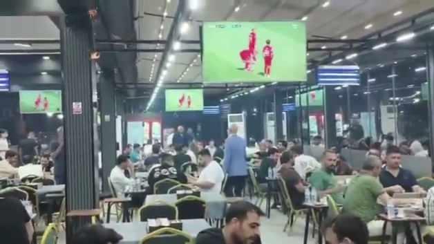 CHP İstanbul Milletvekili Mahmut Tanal kahvehane ziyareti sırasında konuşma yaparken