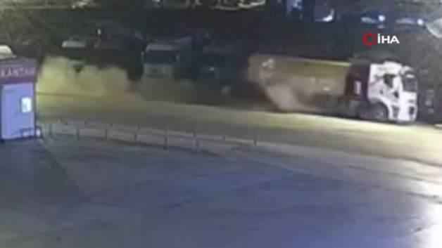 Polatlı'da meydana gelen trafik kazasında bir otomobil kamyona çarpmış halde görülüyor.