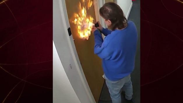 İngiltere'de akıl hastası komşunun kapıyı ateşe verdiği olayla ilgili haber görseli.