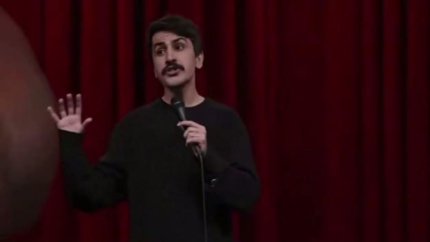 Deniz Göktaş stand-up gösterisi