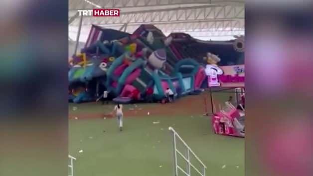 Meksika'da şiddetli fırtına nedeniyle havaya uçan şişme oyun parkı ve yaralanan çocuklar.