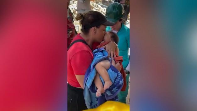 Venezuela'da deprem sonrası enkazdan kurtarılan bir bebek.