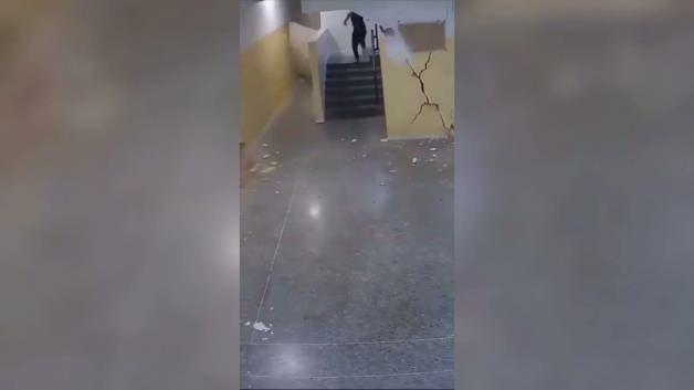 Venezuela'da deprem sonrası hasar gören binalar ve arama kurtarma çalışmaları