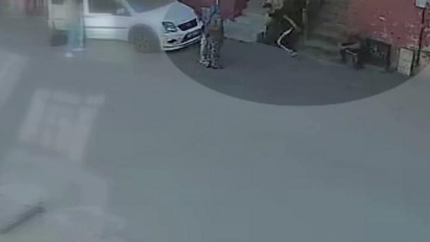 Kartal’da kiracının ev sahibini boynundan bıçaklandığı anlar ortaya çıktı Kartal’da kiracının ev sahibini boynundan bıçaklandığı anlar ortaya çıktı