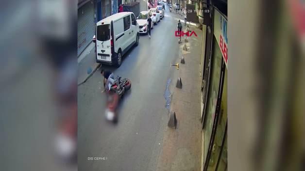 Antalya'da yolda yürüyen 4 yaşındaki Şevval'e çarpan motosikletin güvenlik kamerası görüntüleri.