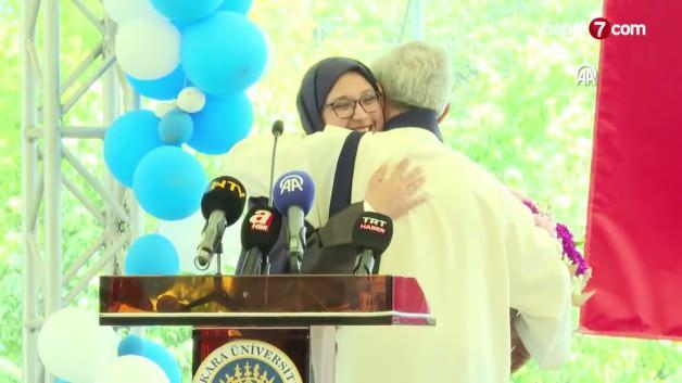 Depremden kurtulan Aleyna Ölmez'in üniversite mezuniyetini kutladığı bir fotoğraf.