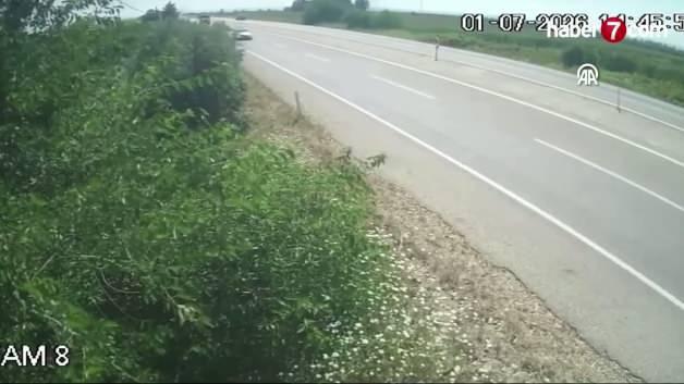 Adana'da jandarma aracına kamyonun çarptığı kaza mahallinden bir görünüm
