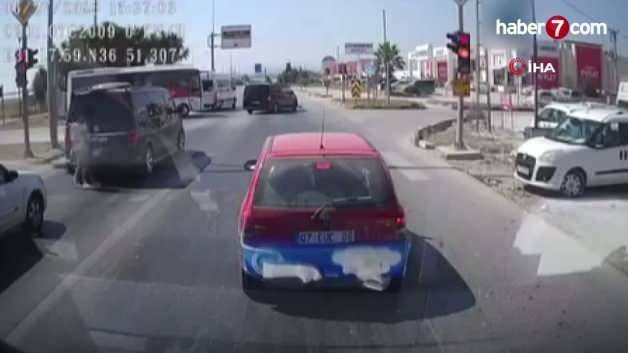 Antalya'da emniyet şeridini kullanan otomobilin çarptığı genç kızın düştüğü anın araç kamerası görüntüsü.