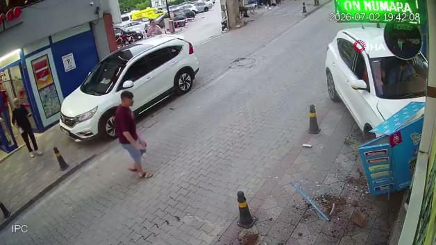 Artvin'de iş yerine giren otomobilin güvenlik kamerası görüntüsü