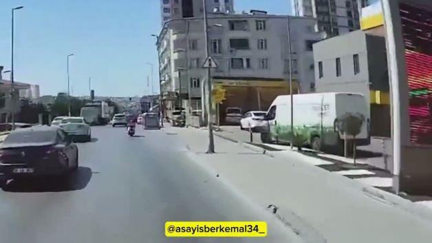 Polis memuru, şüpheliyi kovalamak için motokuryenin arkasına biniyor.