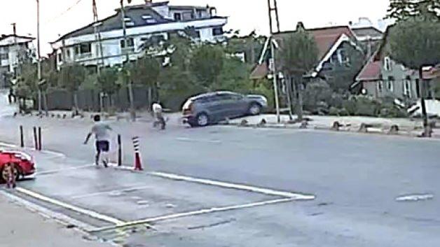 Avcılar'da park etmek isterken boş araziye uçan otomobil.