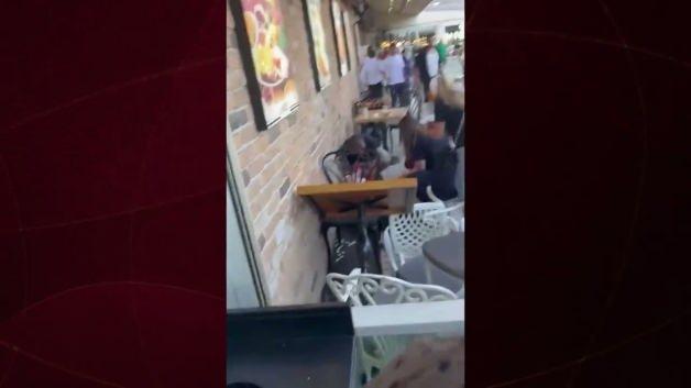 Çekmeköy'deki bir AVM'de silahlı saldırı sonrası olay yeri.