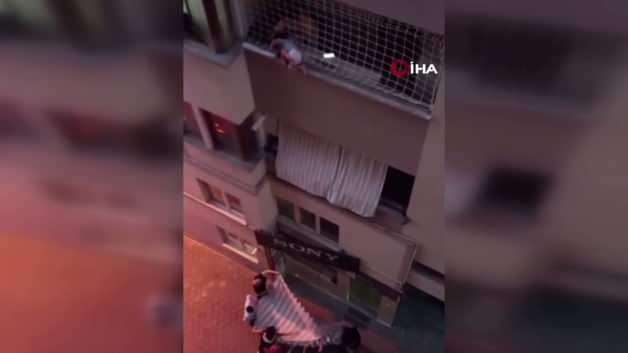 Denizli'de balkon filesinde asılı kalan bir çocuğun annesi tarafından tutulduğu an.