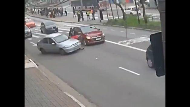 Brezilya'da bir sürücü tartıştığı bisikletliye çarparak olay yerinden kaçtı.
