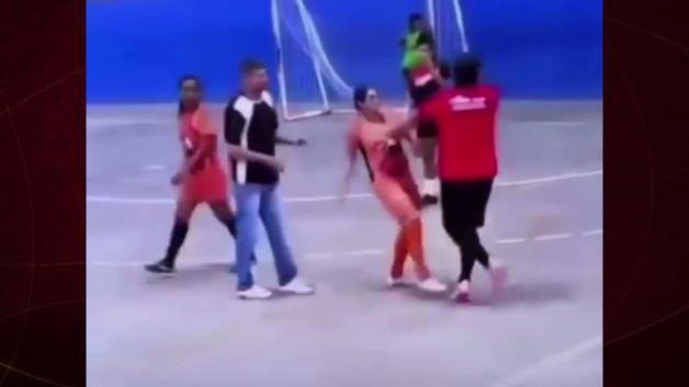 Brezilya'da futsal maçında hakeme saldırı anı