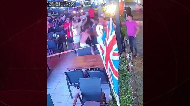 Marmaris ilçesinde bir turistin ailesine saldırdığı anlar
