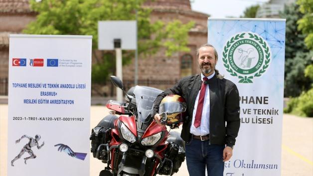 Metal işleri öğretmeni Güçlü Altan, Erasmus eğitimi için motosikletiyle yolda.