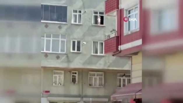 Esenler'de pencere kenarında tehlikeli anlar yaşayan bebek