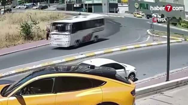 Esenyurt’ta, ters yönde giden scooter sürücüsüne araba çarptı