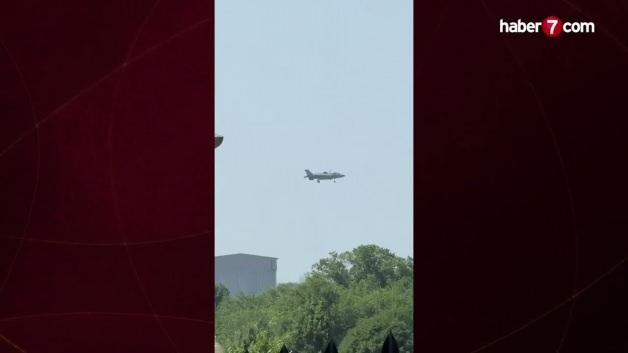 F-35 tipi bir savaş uçağı, ABD'nin başkenti Washington'daki Jefferson Anıtı yakınlarında havada sabit duruyor.