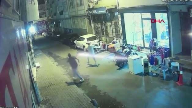 Fatih'te 4 katlı bir binadan beton parçaları düştü.