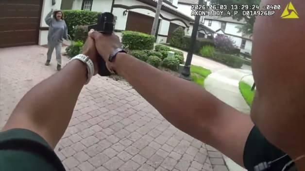 Florida'da polise bıçakla saldıran ve vurulan kadın hayatını kaybetti.