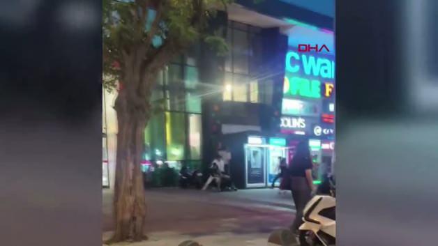 Arnavutköy'de iki grup genç arasında çıkan kavgada bir kişinin yerde darbedilmesi.