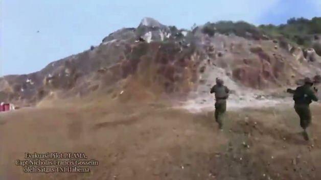 Endonezya ordusu, düşen Amerikan askeri uçağının pilotunun cesedini arama operasyonu yürütüyor.
