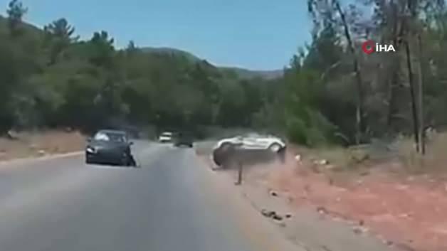 Bodrum'da hatalı sollama sonucu meydana gelen trafik kazasında araçlar hurdaya döndü.