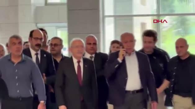 CHP Genel Başkanı Kemal Kılıçdaroğlu, Çağlayan Adliyesi önünde açıklama yaparken