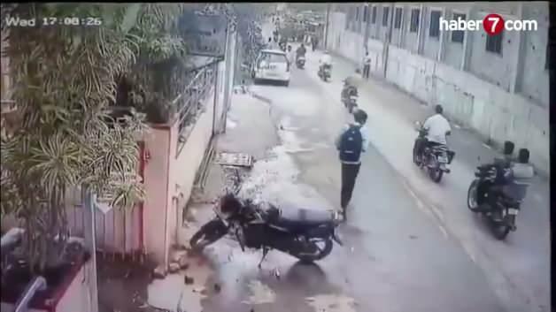 Hindistan'da boğanın motosikletli kadına çarptığı anlar