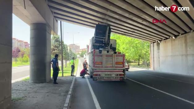 Nevşehir-Aksaray yolunda köprüye sıkışan tır