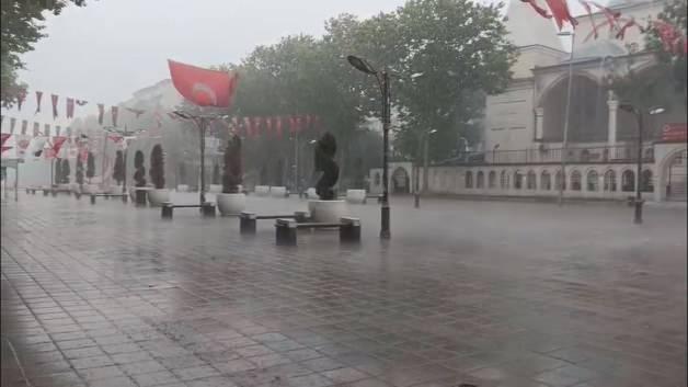 İstanbul sağanak yağmur: Caddeler su içinde kaldı, trafik durdu, pazar esnafı zor anlar yaşadı İstanbul sağanak yağmur: Caddeler su içinde kaldı, trafik durdu, pazar esnafı zor anlar yaşadı