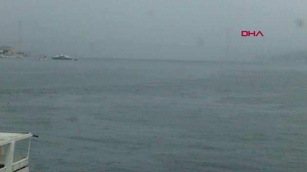 İstanbul'da sağanak yağış sonrası sular altında kalan cadde ve araçlar.