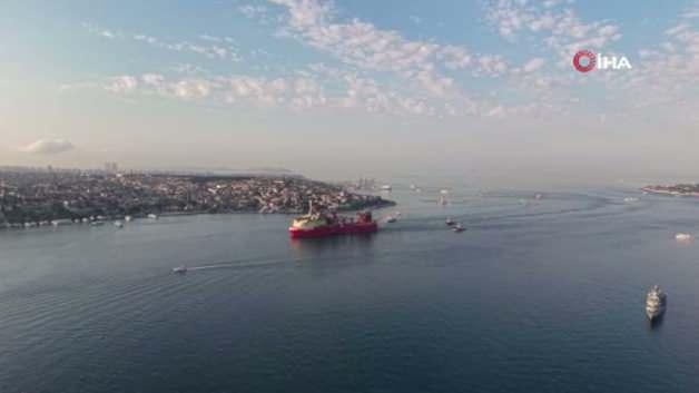 İstanbul Boğazı'ndan geçen dev boru döşeme gemisi JSD6000