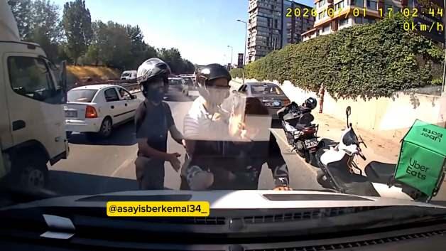 İstanbul trafiğinde motosikletli sürücünün otomobile saldırdığı anlar