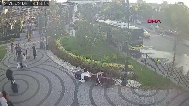 Kağıthane'de kaza yapan lüks araçtan görüntüler
