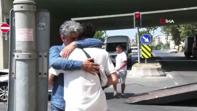 Bayrampaşa'da kırmızı ışık ihlali sonucu meydana gelen trafik kazasında iki otomobil çarpıştı.