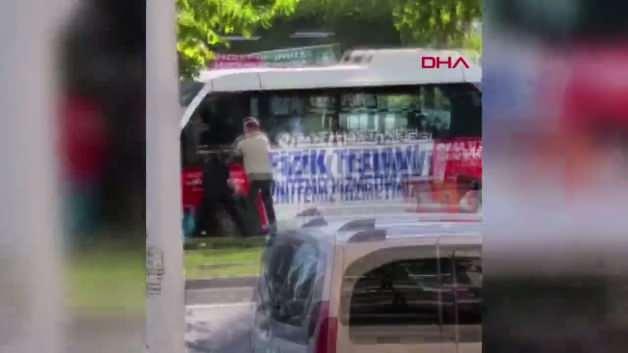 Diyarbakır'da motokuryenin minibüse kaskla saldırdığı anlar