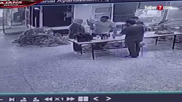 İstanbul'da iş yerlerinde erkeklere taciz ettiği iddia edilen kadın polis tarafından gözaltına alınıyor.