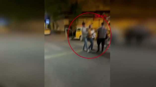 Taksicilerin durak anlaşmazlığı kavgası kamerada Taksicilerin durak anlaşmazlığı kavgası kamerada